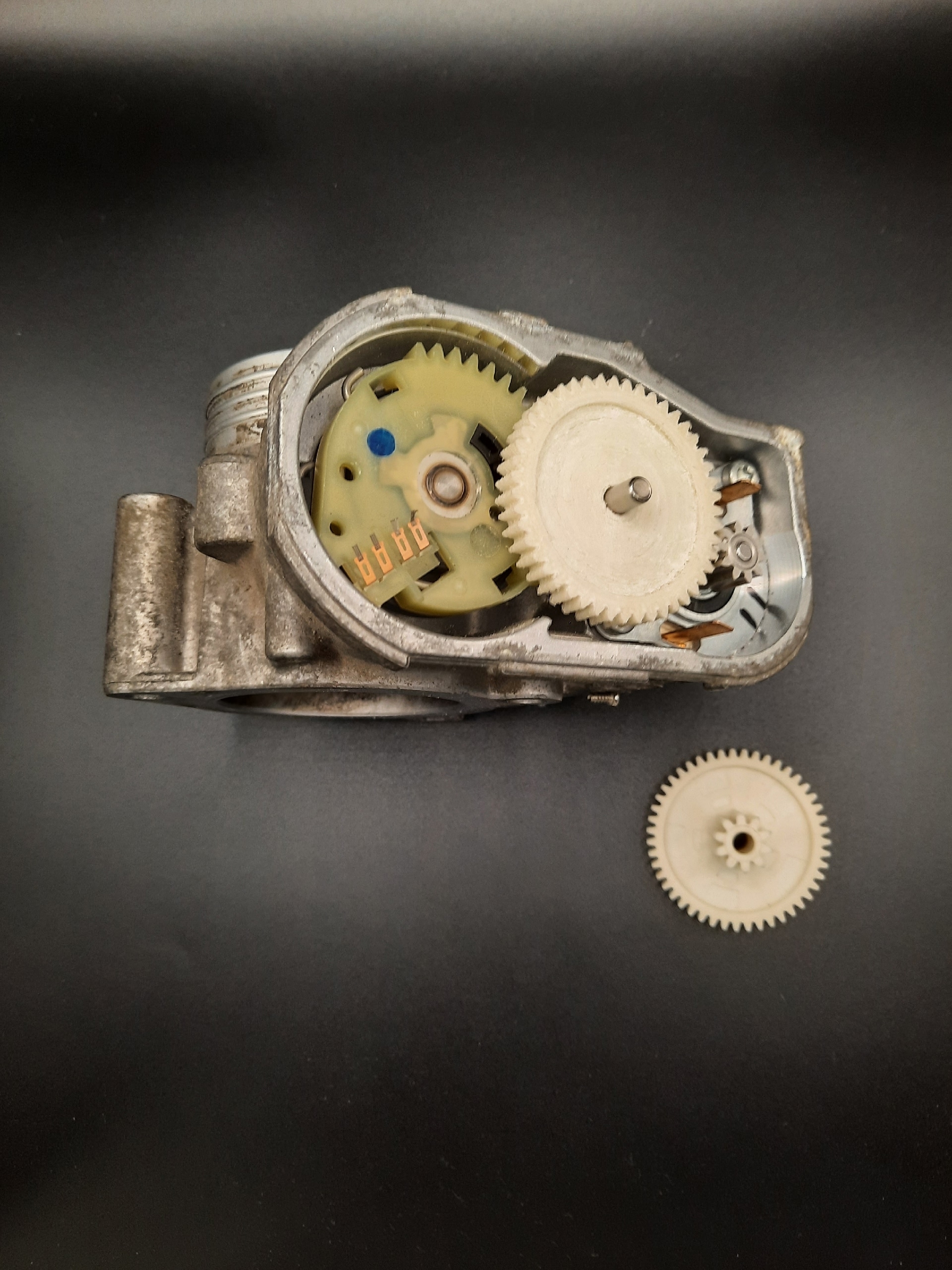 Шестерня для механизма дроссельной заслонки и её посадка в узел